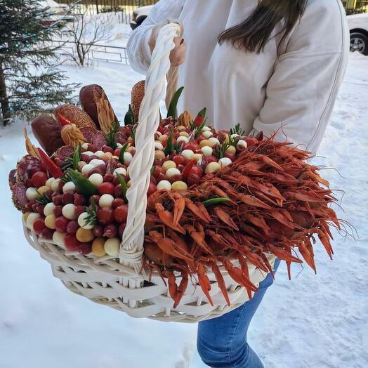 Корзина с раками и мясными деликатесами "Широкий жест"