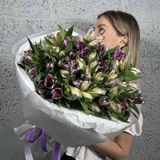 Пышный и стойкий букет из альстромерии цвета космос💜
