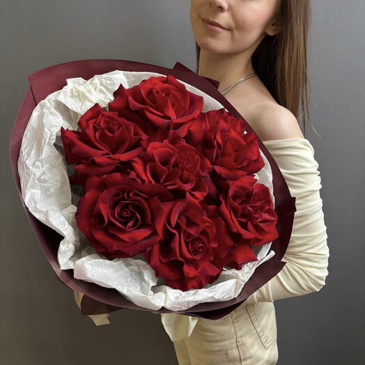Красные французские розы в бордовой упаковке 7 шт