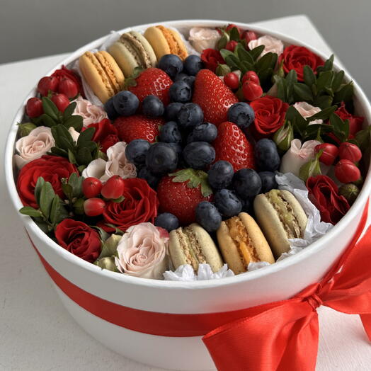 FRESH SWEET: Тройное удовольствие цветы и ягоды в коробке печенье клубника голубика | 14 февраля | 8 Марта | день рождения