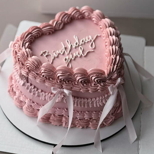 Бисквитный торт «birthday girl» в форме сердца, с кремовыми рюшами и бантиками, стиль ламбет, для дочери, девушки, подруги, жены