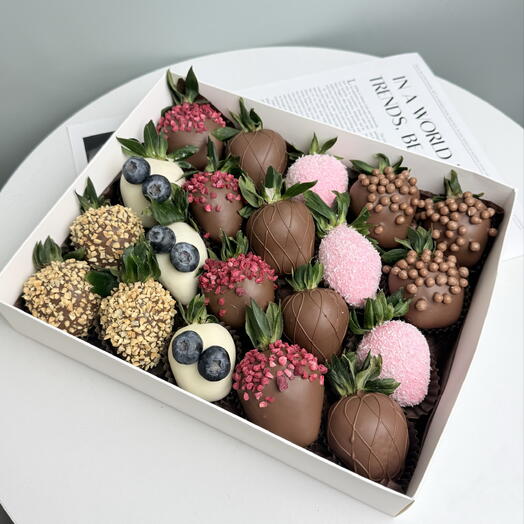 Клубника в шоколаде 20шт/подарок +подарок от Vivienne Sabo — румяна MACARON