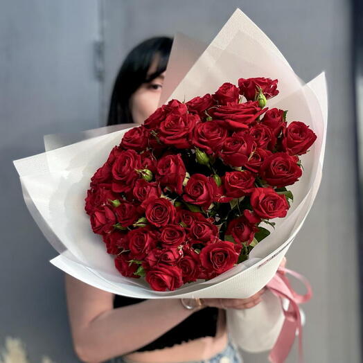 Букет красных кустовых роз в белой упаковке❣️