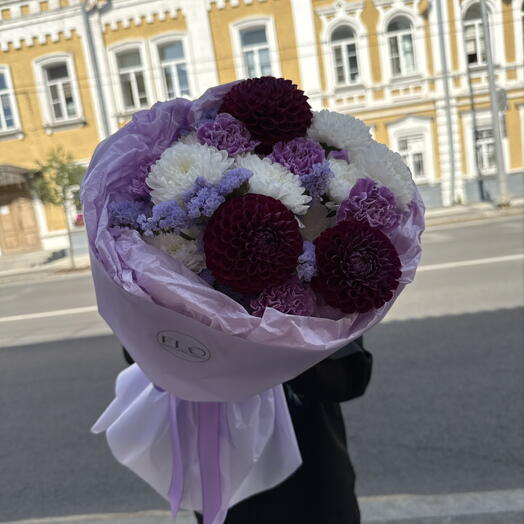 Лавандовый букет с пышными георгинами и ажурной статицей