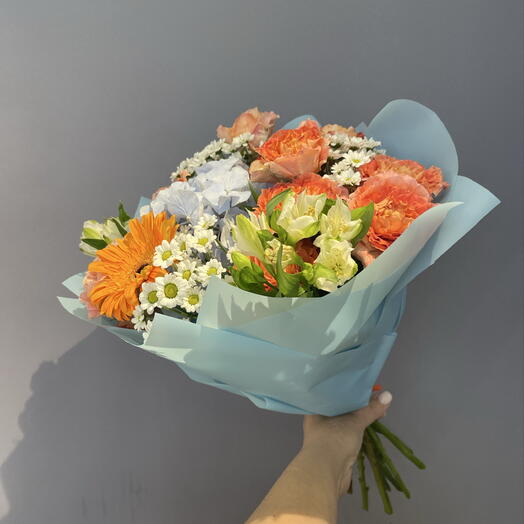 Букет с гортензией, розами и Сантини