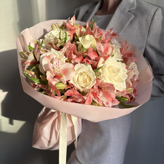Альстромерия розовая с белыми розами