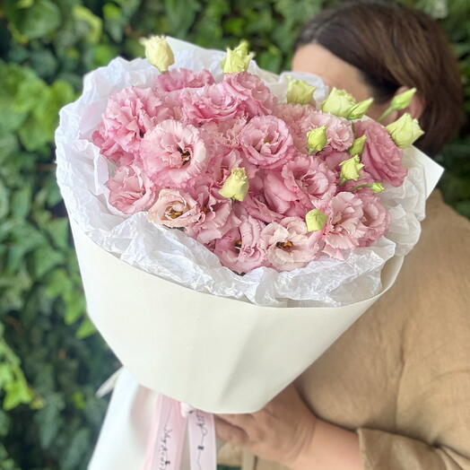 Букет розовой кружевной эустомы в модной упаковке 💖