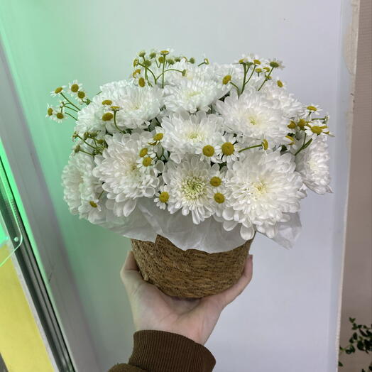 Корзина с маленькими ромашками