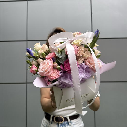 Композиция в сумочке из кустовых роз с ирисом 🌸💝