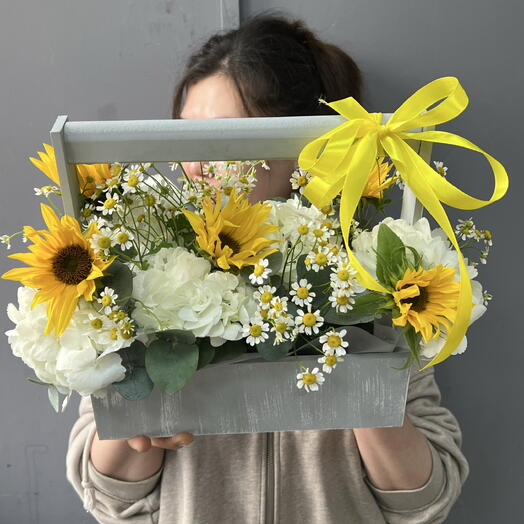 Летняя композиция с подсолнухами и ромашками в деревянном ящике 🌻