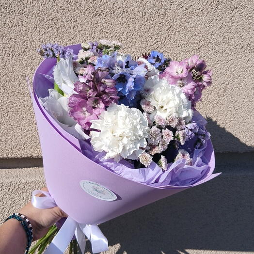 Букет из синего дельфиниума с гвоздиками и гладиолуса