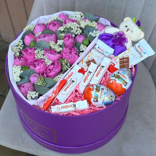 Коробочка из цветов и сладостей