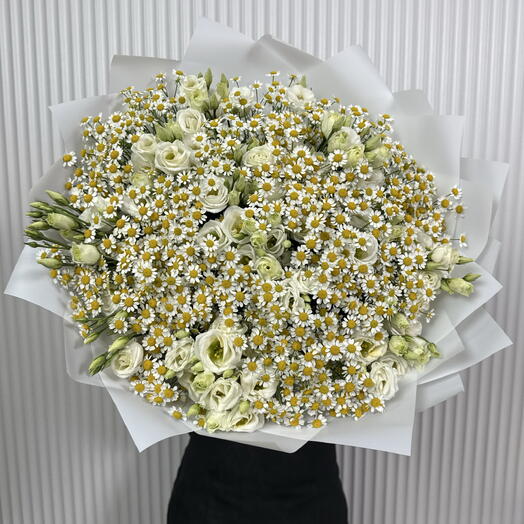 Букет из ромашек и эустомы
