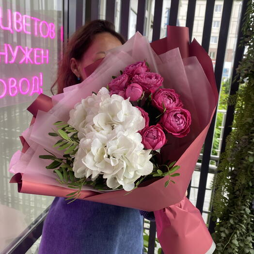 Букет с белой гортензией и пионовидными розами