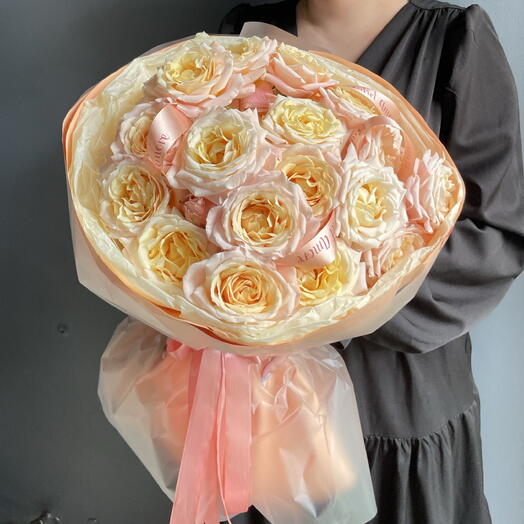 Букет с нежными кустовыми розами