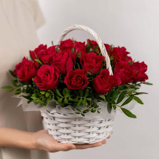 Корзина из 25 красных роз
