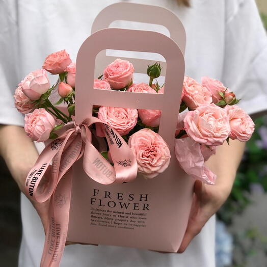 Сумочка fresh flowers c кустовыми розами "Мадам Бомбастик"
