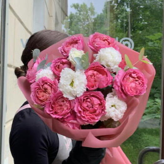 Букет комплимент с пионовидной розой и эустомой