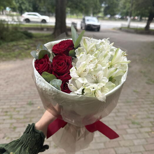 Букет с красными розами и альстромерией