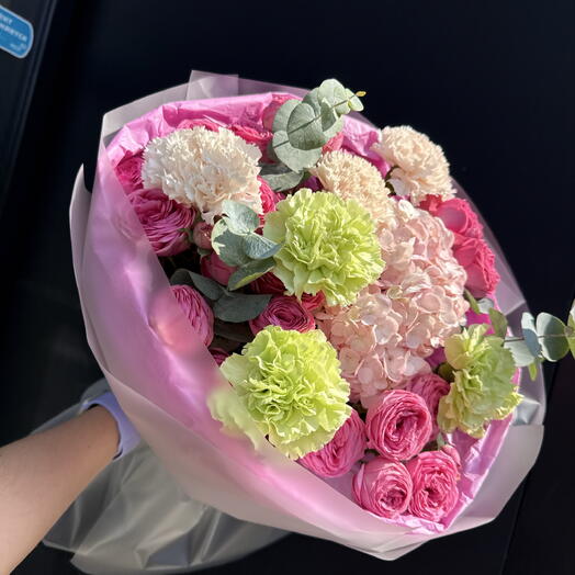 Авторский букет с гортензией и пионовидной кустовой розой «Жизель»