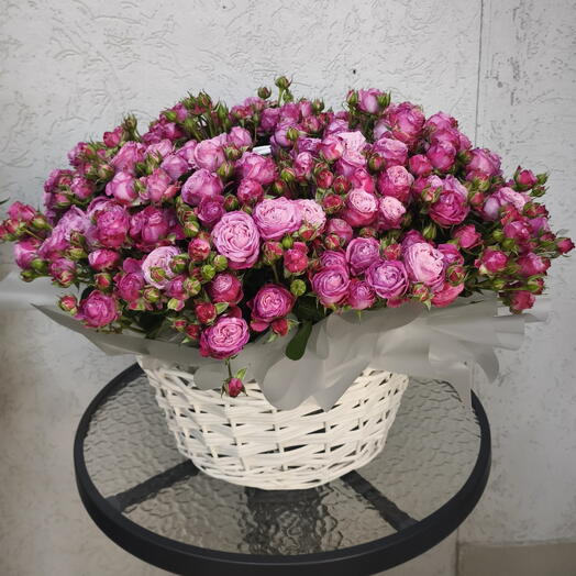 Корзина из 45 кустовых роз