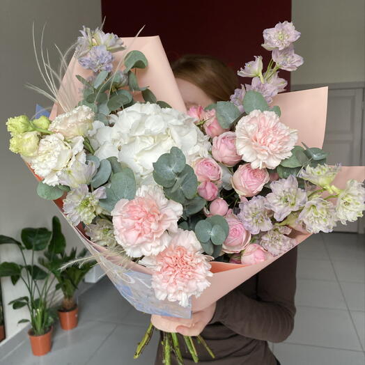 Букет с белой гортензией