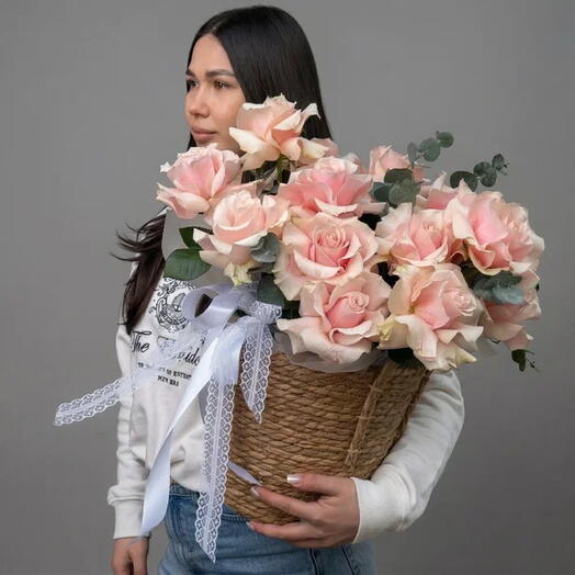 Композиция из нежно-розовых французских роз с эвкалиптом в кашпо