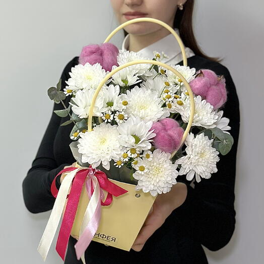 Дофаминовый букет в сумочке из кустовых хризантем, танацетума, хлопка и эвкалипта