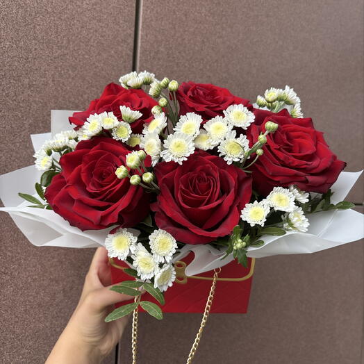 Композиция с розами в сумочке