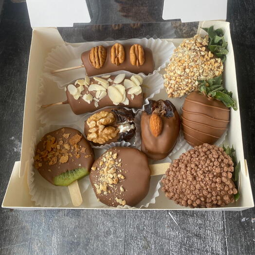 Клубника, бананы, киви, королевские финики в шоколаде без сахара