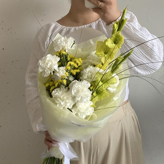 Букет сочно зеленый с белыми цветами💚 гладиолусы, лизиантус, статица, берграсс