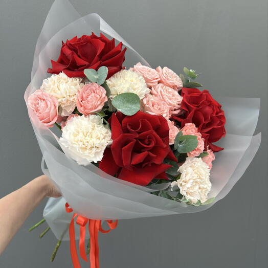 Яркий букет с королевскими розами, кустовой розой и диантусами