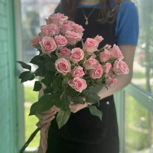 9 нежных кустовых роз под ленту