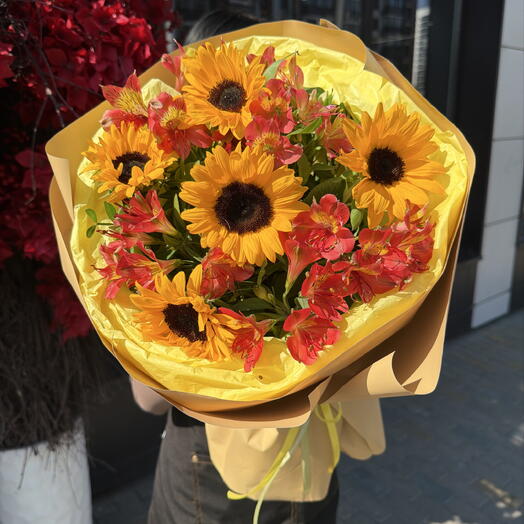 Букет с подсолнухами и альстромерией 🌻️🔥