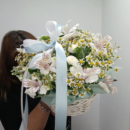 Композиция в корзине ромашка кустовая, альстромерия, астра, маттиола кустовая