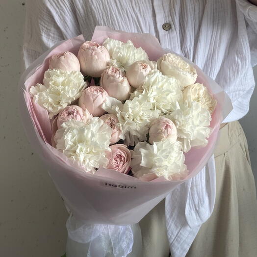 Букет бело-розовый с пионовидными кустовыми розами и диантусами 🌸