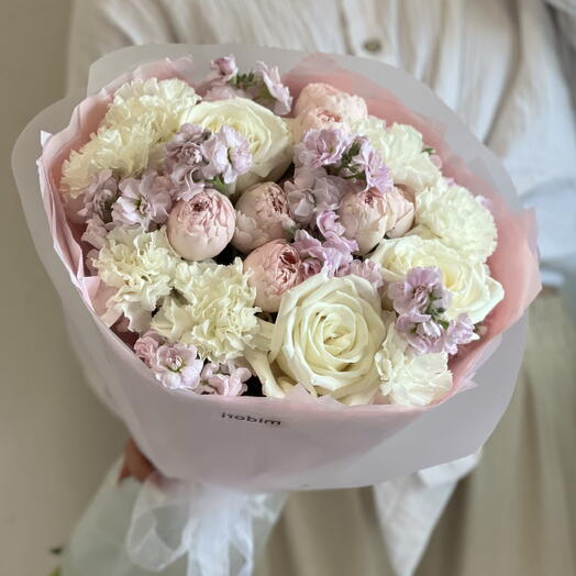 Букет нежный с розами, пионовидными кустовыми розами и маттиолой 💞