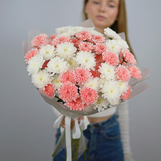 Коралловые и белые кустовые хризантемы