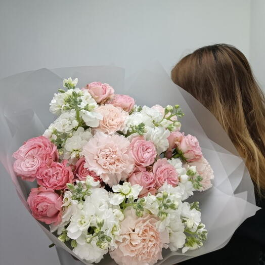 Авторский букетик маттиола кустовая, роза пионовидная кустовая, диантус