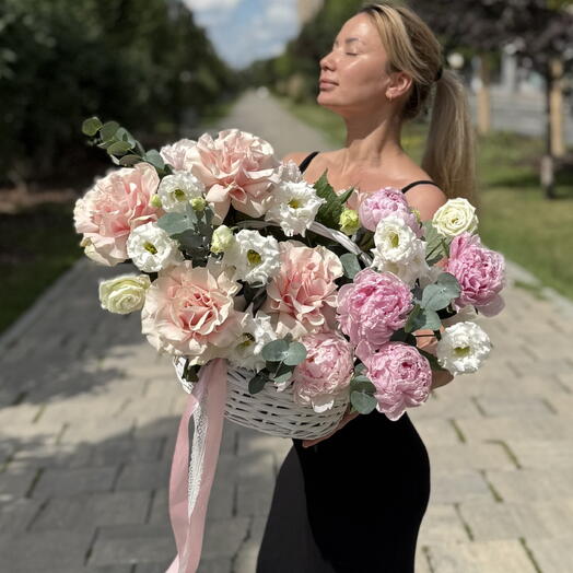 Корзина с пионами и французскими розами 🌸