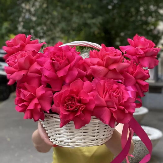 Корзина с малиновыми французскими розами