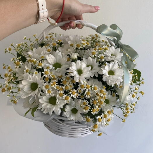 Корзина с ромашками