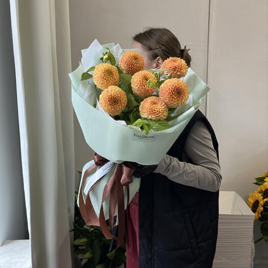 Рыжие георгины и малина: букет сезонных цветов