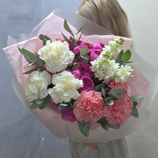 Букет из диантусов,  кустовой пионовидной розы,  эвкалипта,  маттиолы