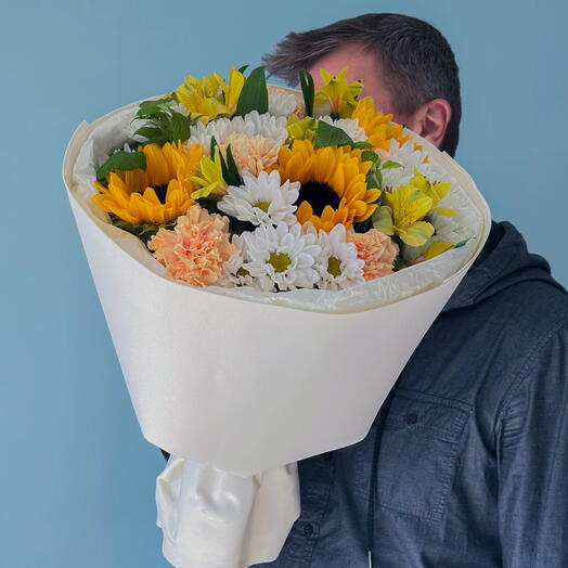 Букет из жёлтых подсолнухов и белых хризантем «Солнечный день» 🌻 41696