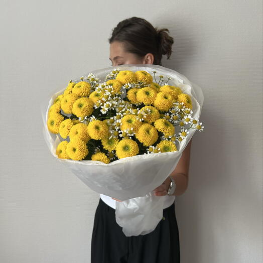 Букет с ромашками и желтой хризантемой