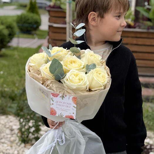 Школьная муза 💛 букет из 7 пионовидных роз
