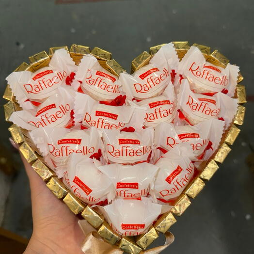 Сладкий подарочный набор конфет торт сердце Raffaello и Merci