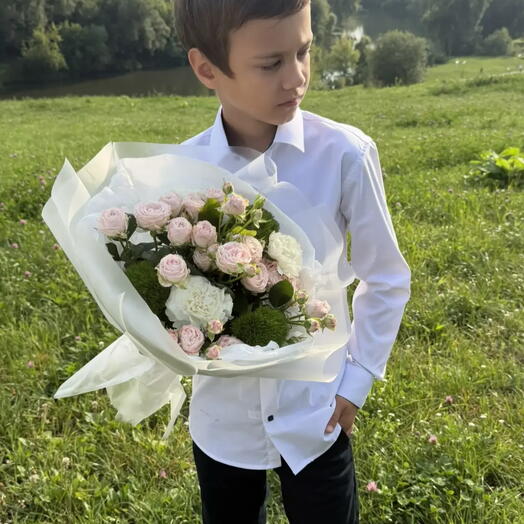 Сборный букет с розами и гвоздикой