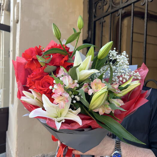 Букет с французской розой и лилией